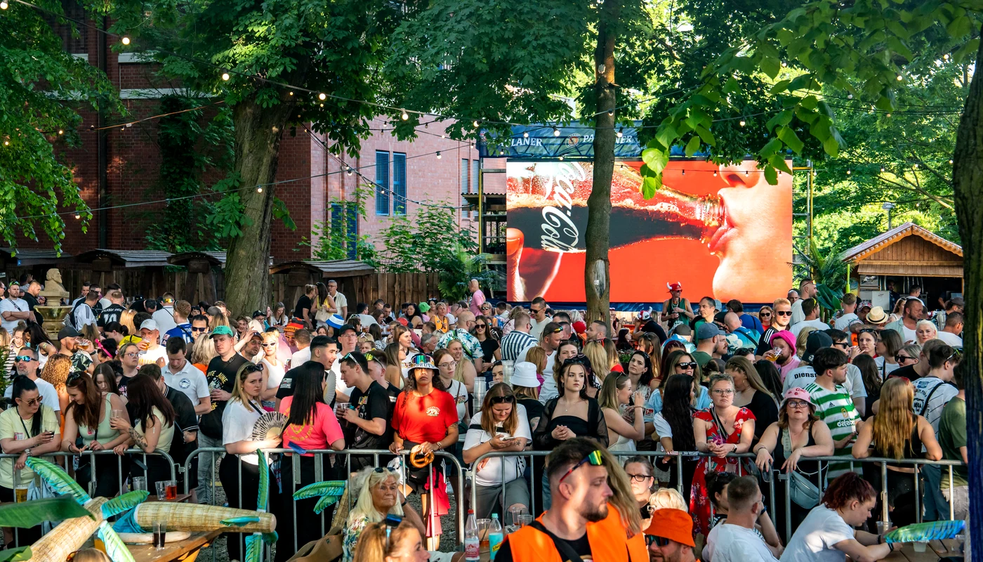 Großes feierndes Publikum bei einem Partyproleten-Auftritt