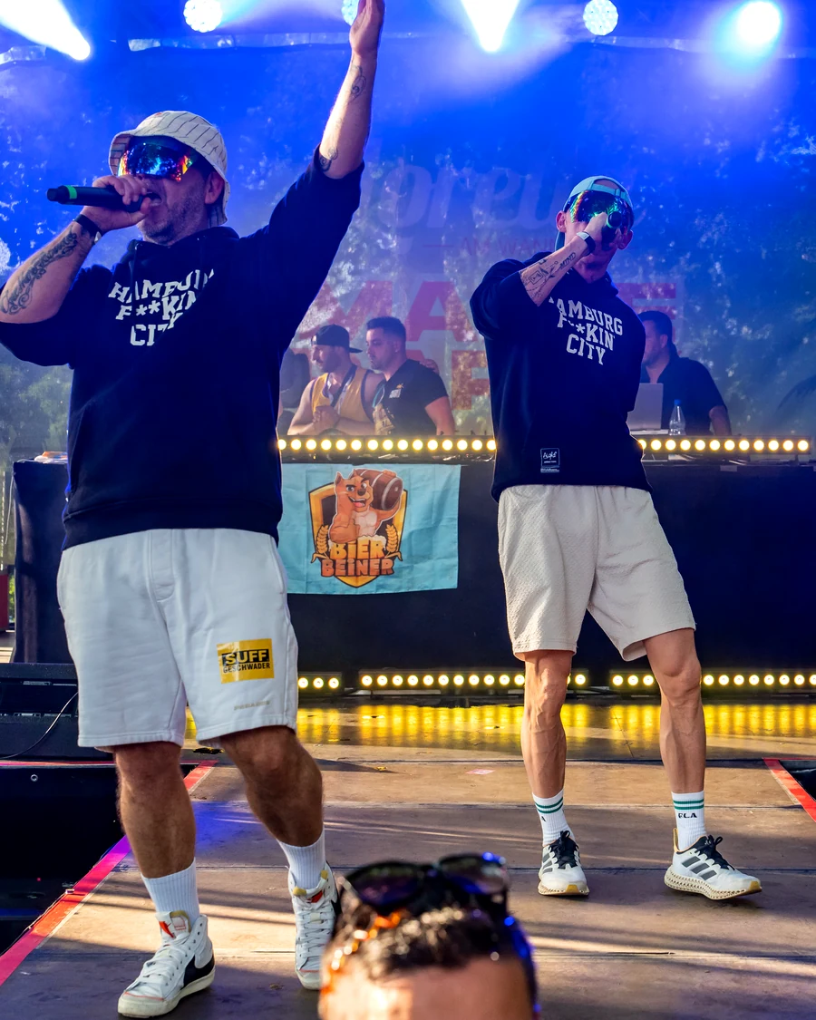 Partyproleten gemeinsam live auf der Bühne