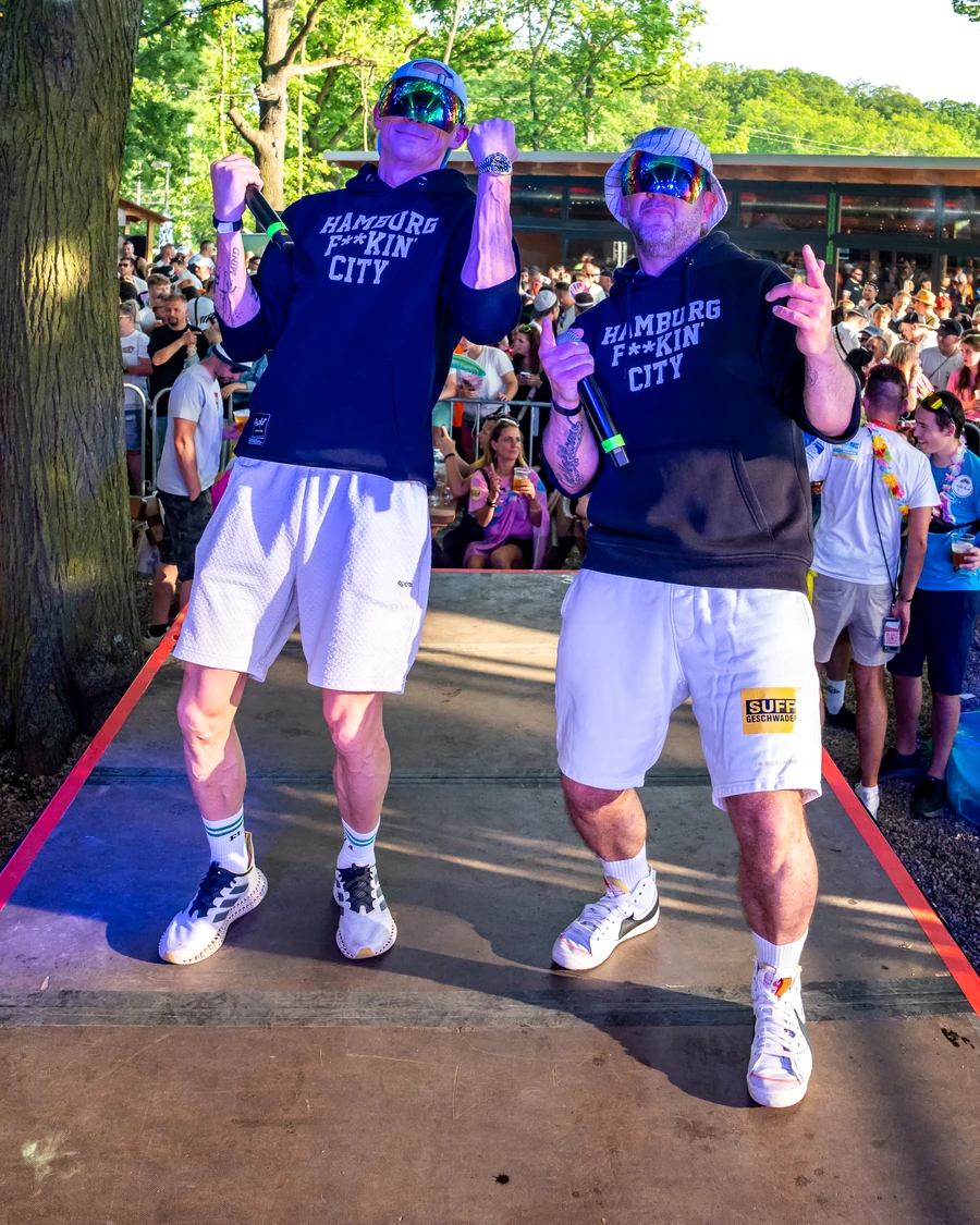Partyproleten auf dem Laufsteg vor dem Publikum